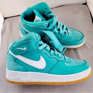 I am selling these shoes they where my grandson’s Size 9s